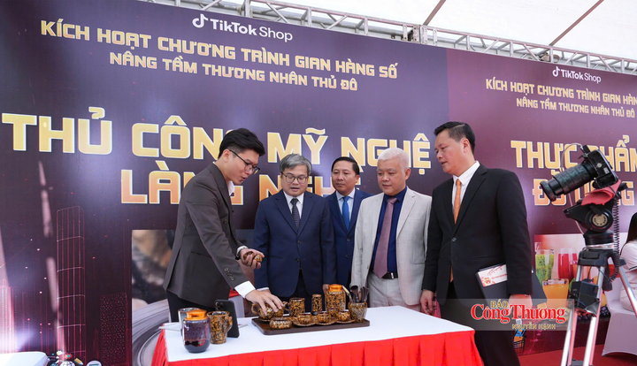 Phó Chủ tịch UBND TP. Hà Nội Trương Việt Dũng (thứ hai từ trái sang) tham quan các gian hàng.