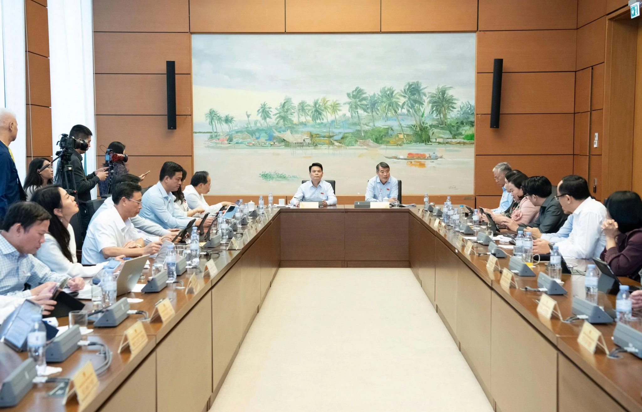 Thủ tướng Chính phủ: Cắt khâu trung gian, đưa giá thuốc, thiết bị y tế về vùng giá hợp lý