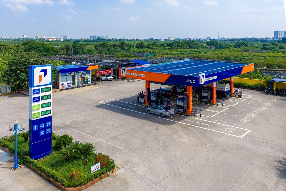 14 đầu mối xăng dầu giảm thêm giá bán, có nơi giảm 350 đồng/lít. Ảnh: DMS picture1-5.jpg