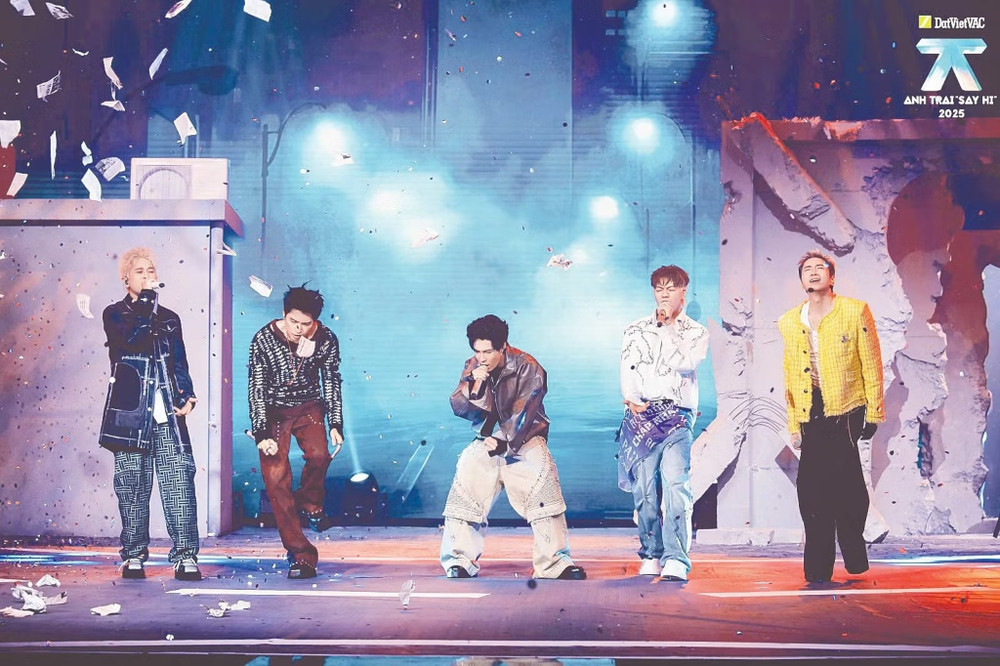 Concert “Anh trai say hi” thu hút hàng vạn khán giả với dàn nghệ sĩ tài năng. Ảnh: VieON 1.jpg