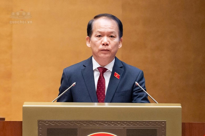 Bộ trưởng Bộ Tư pháp Hoàng Thanh Tùng trình bày Dự án Luật Đất đai (sửa đổi). Ảnh: QH hoang-thanh-tung.jpg