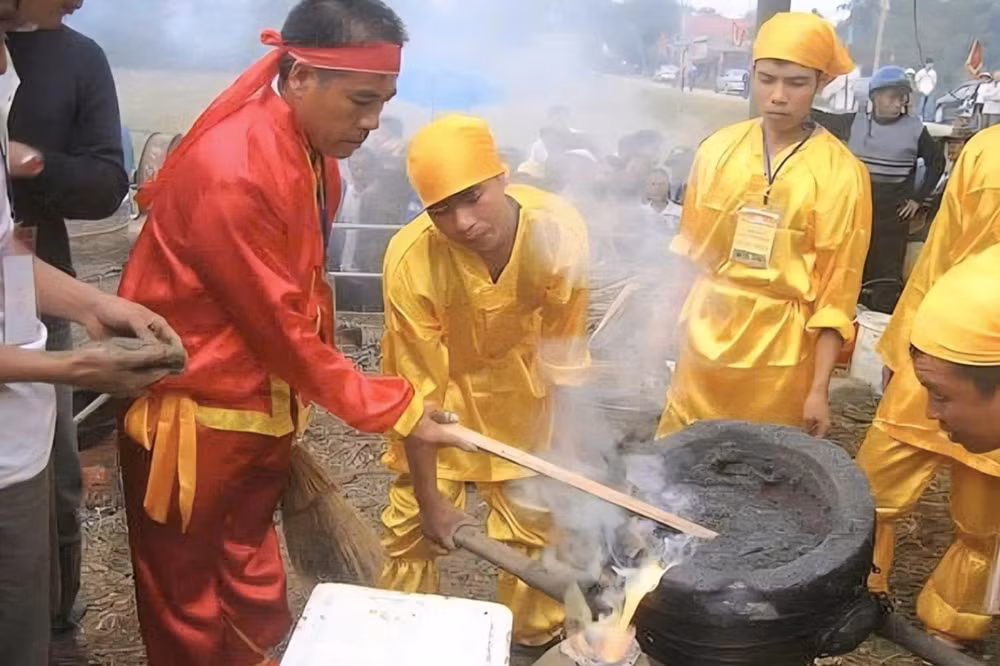 Nghề đúc đồng cổ truyền làng Chè (Trà Đông), xã Thiệu Trung, được giới thiệu trong khuôn khổ hoạt động trình diễn văn hóa các dân tộc Thanh Hóa. Ảnh: Bộ VHTTDL anh-man-hinh-2026-10-23-luc-095408.png