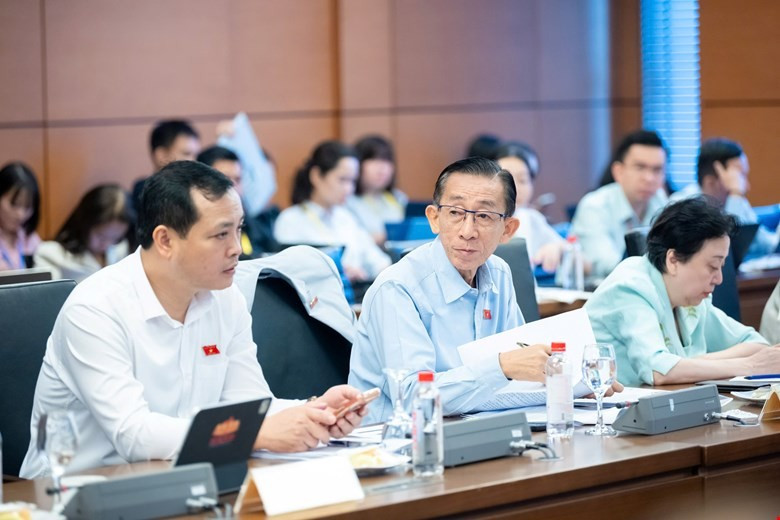 Các đại biểu Quốc hội thảo luận tại tổ. Ảnh: QH cac-dai-bieu-to.jpg