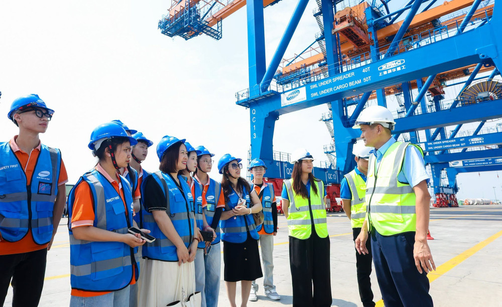 Sinh viên Trường Đại học Đại Nam học tập tham quan Cảng Nam Đình Vũ. Ảnh: DNU 843117268-1451820090346701-9213405408044557175-n-2890.jpg