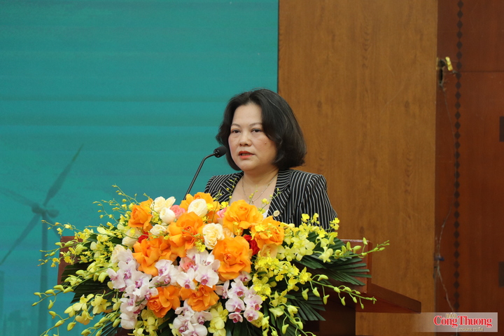 Bà Nguyễn Thị Thu Huyền, đại diện Viện Năng lượng phát biểu tham luận tại sự kiện.