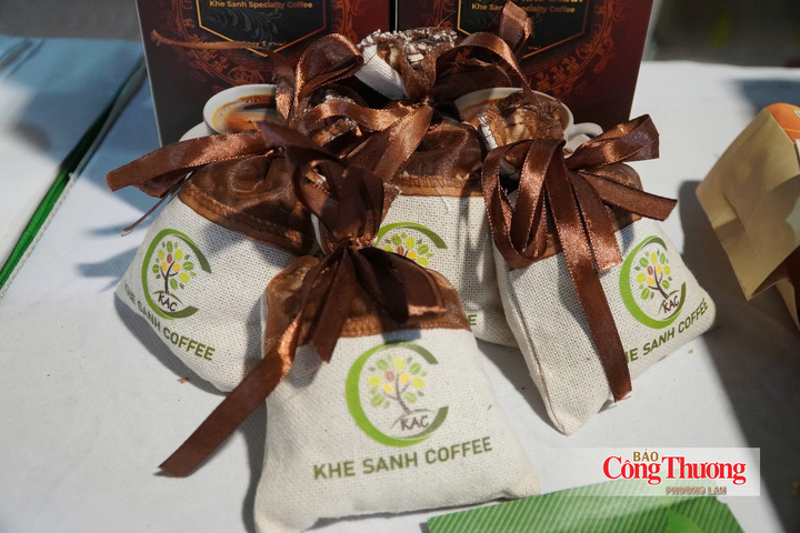 Hình ảnh người con gái Pa Cô trên bao bì cà phê Khe Sanh