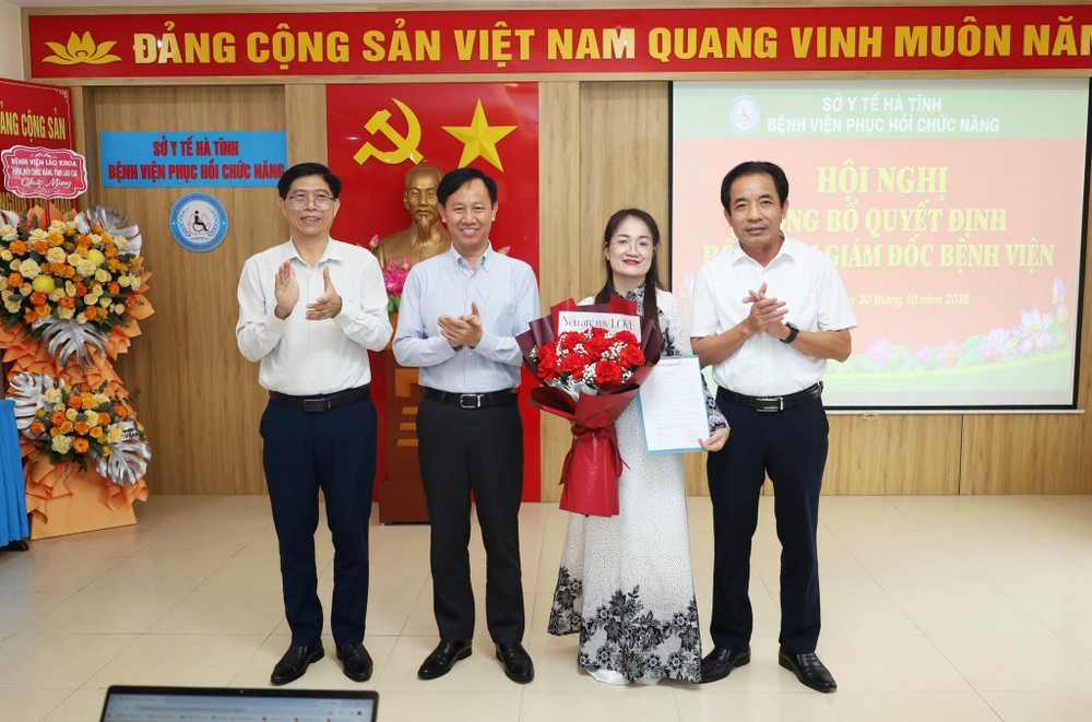 Lãnh đạo Đảng ủy UBND tỉnh, Sở Y tế Hà Tĩnh trao quyết định và tặng hoa chúc mừng bà Phạm Thị Phương. 863408081-1497936515728191-2735407737774706480-n.jpg