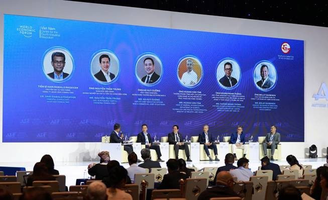 Ông Hà Huy Cương, Phó Tổng giám đốc Nam A Bank tham gia trao đổi về ESG, kinh tế tuần hoàn và tài chính xanh.